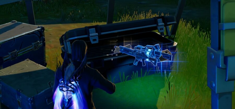Abriendo un cofre de guardia IO en Fortnite.